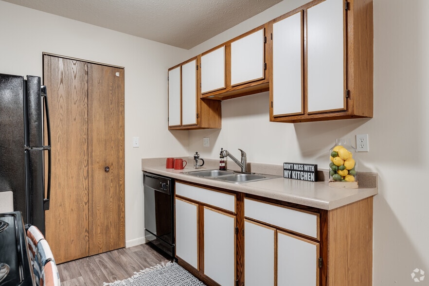 2 BR, 1 BA, 1004 SF - Lakeside Apartments