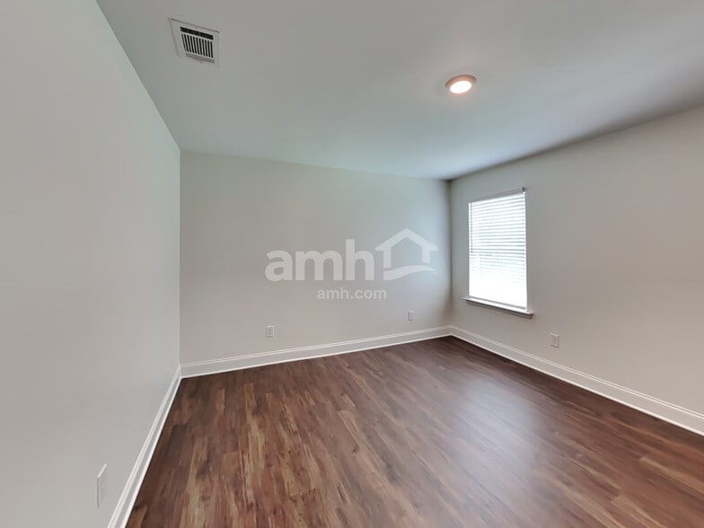 Building Photo - 3830 Chivalry Dr