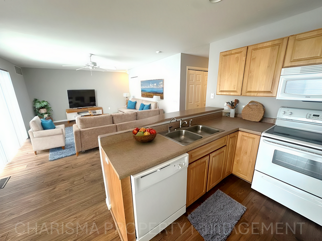 Building Photo - WALK IN LEVEL 2 BD, 1 BA CONDO WITH WOOD F...