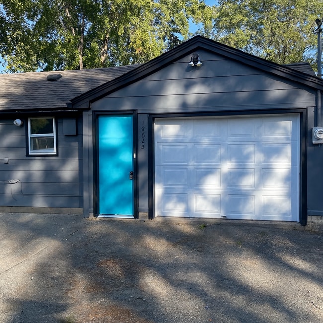 Building Photo - Immediate Move In- Fully Furnished Short T...