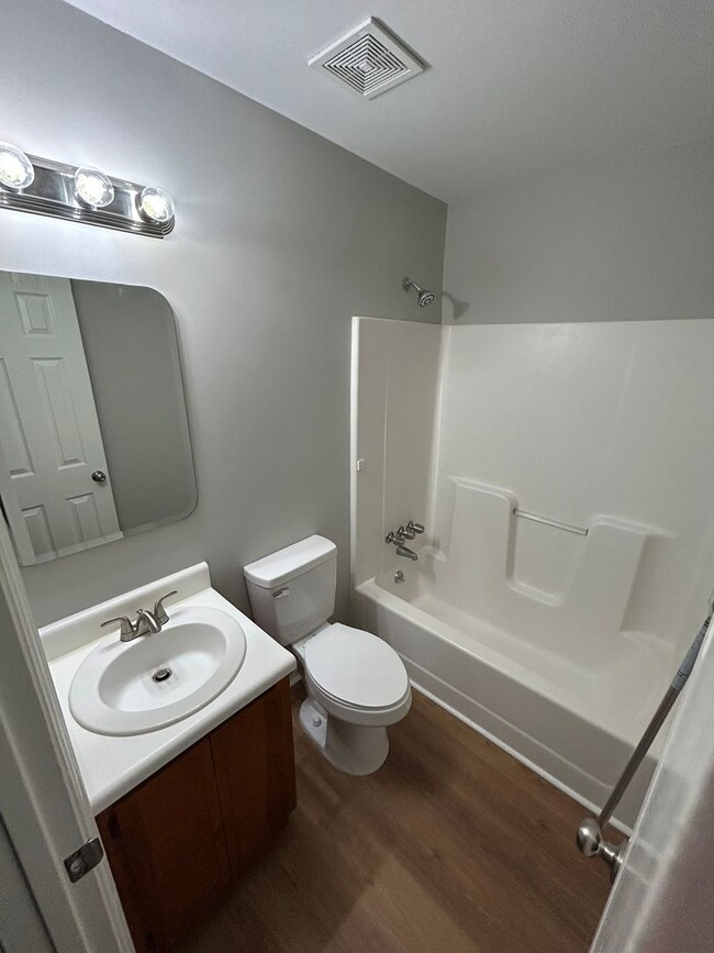 Building Photo - Newly Renovated 3 bedroom/ 2 bathroom in d...