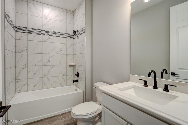 Building Photo - 428 SW 28th Pl