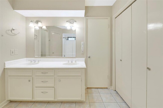 Building Photo - 52 Greentree Ln