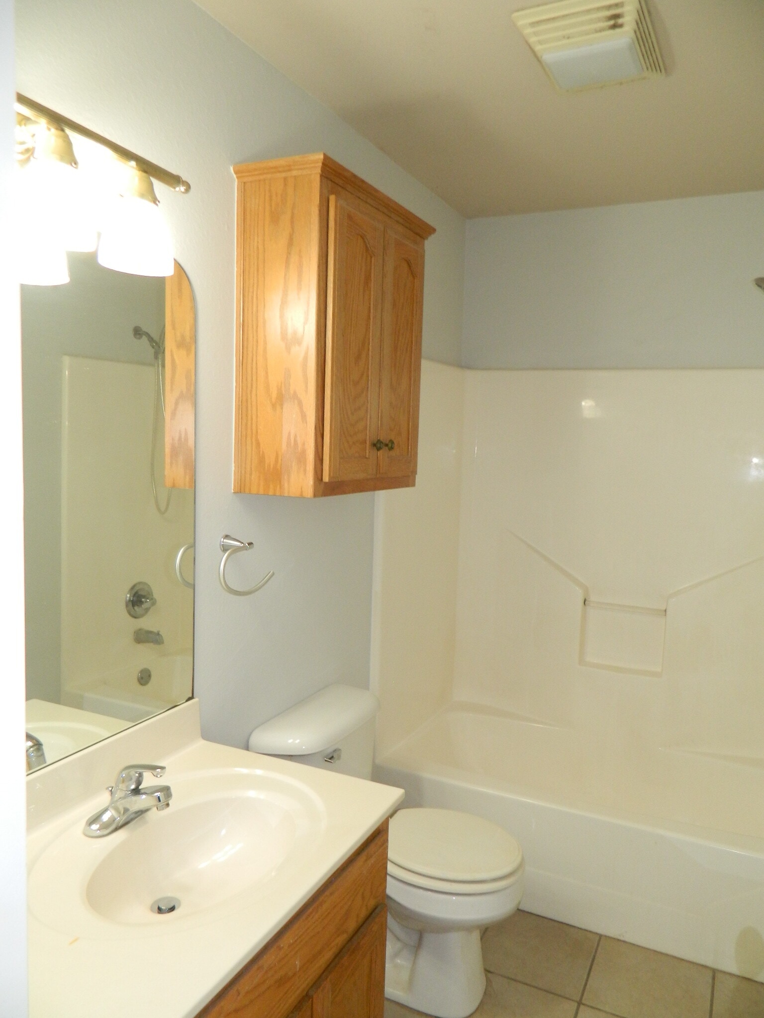 Hallway Bath - 1113 W South St