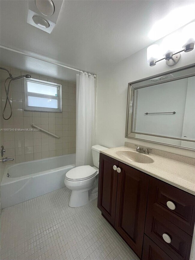 Building Photo - 950 Hillcrest Dr