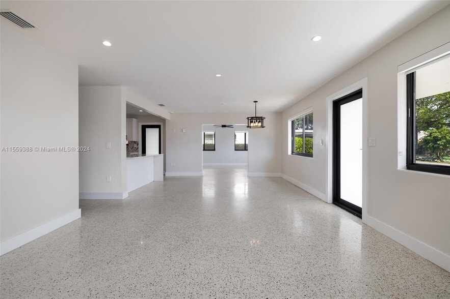 Building Photo - 2539 SW 20th St