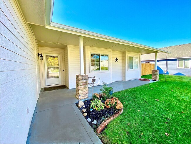 Building Photo - 3 Bed 2 Bath Single Level Home with 3 Car ...