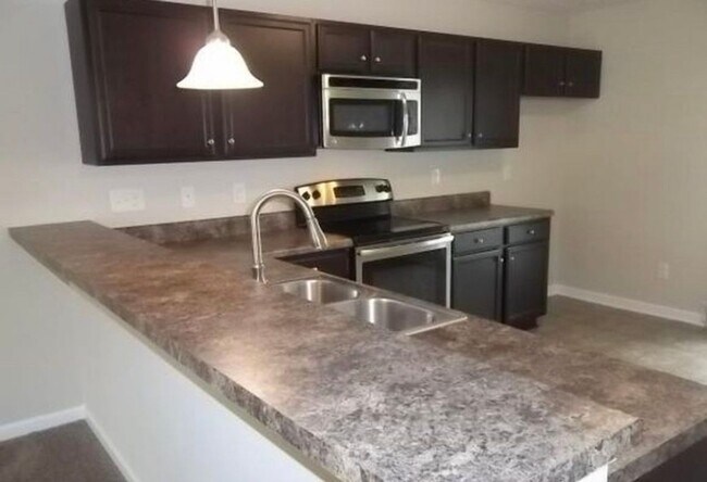 Building Photo - Like New Townhome!