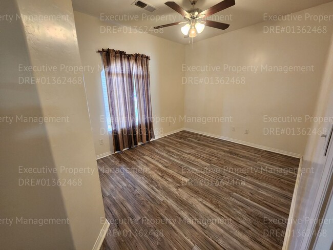 Building Photo - 4 bedroom, 2 bathroom home located in East...