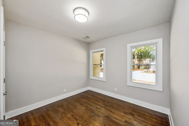 Building Photo - 2775 Glenvalley Dr
