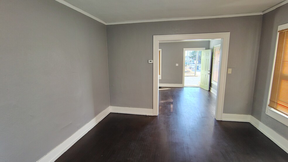 Building Photo - 320 W Elm St