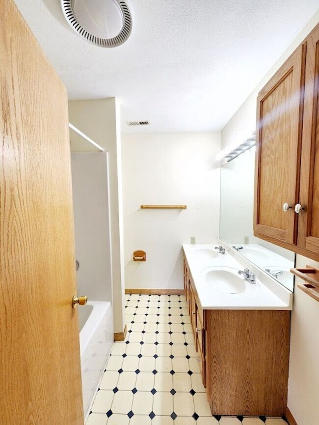 Building Photo - 892 Tremont St