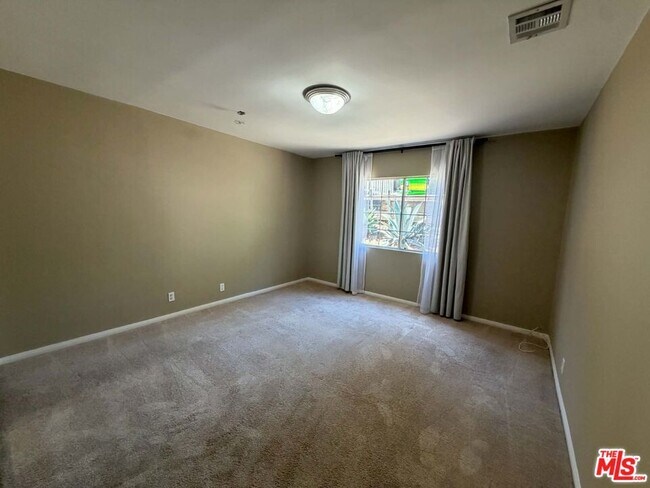 Building Photo - 3283 Kelton Ave