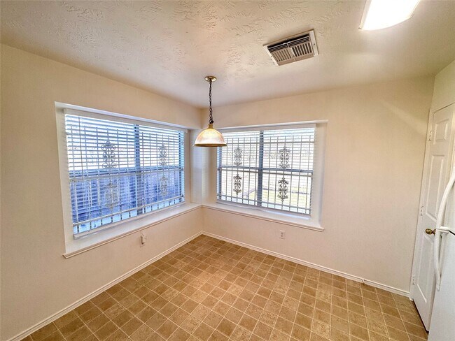 Building Photo - 8225 Gladstone St