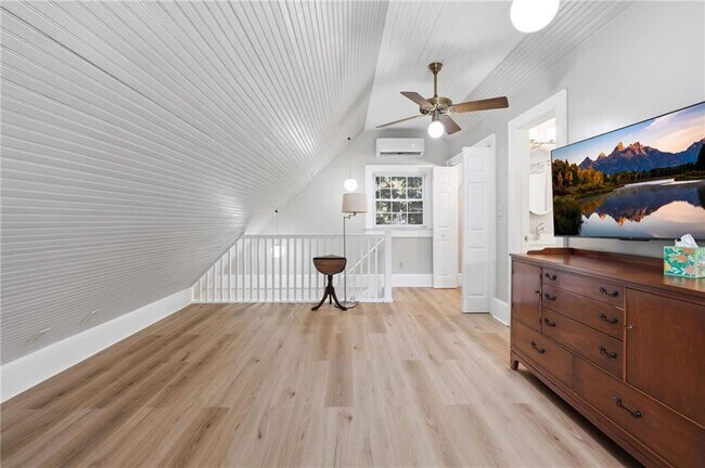 Building Photo - 826 Mentelle Dr NE