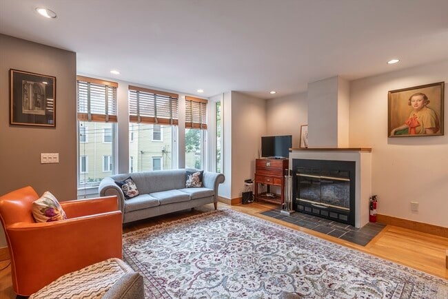 Building Photo - 54 Trowbridge St