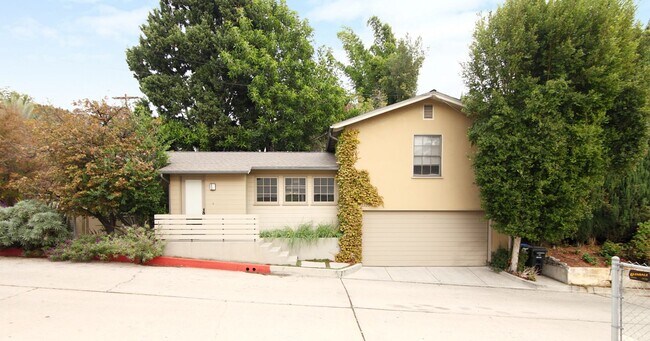 Building Photo - Beachwood Canyon 2b2b Home - Intentional F...
