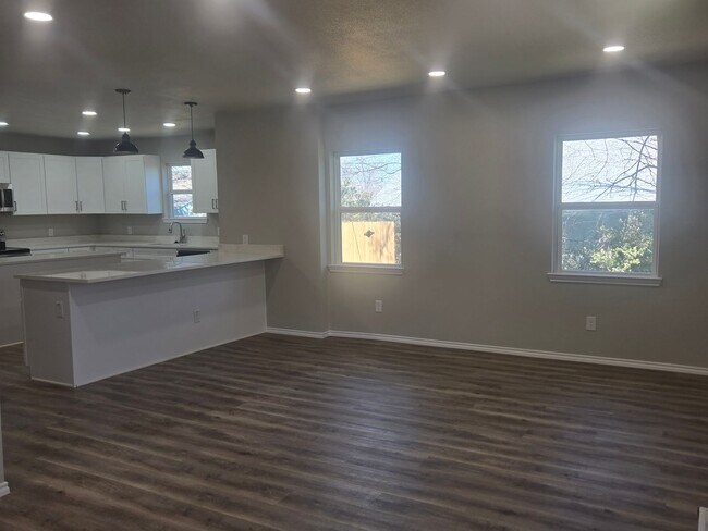 Building Photo - Newly remodeled 4 bedroom 3 full bath two story home located in the heart of Weatherford, TX