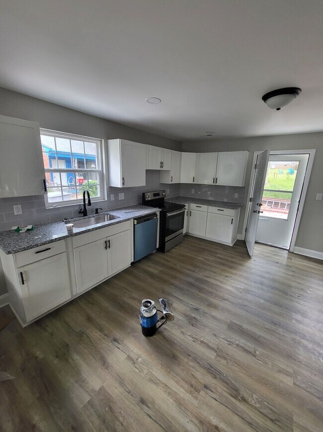 Building Photo - Remodeled 3BR home minutes from Uptown Cha...