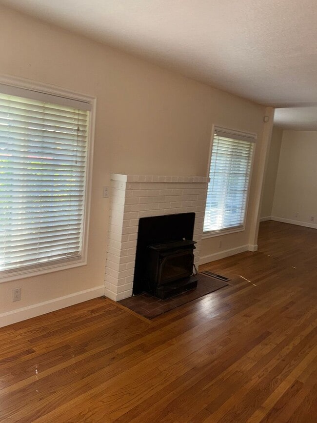 Building Photo - Just 2495.00 For This Lovely Home