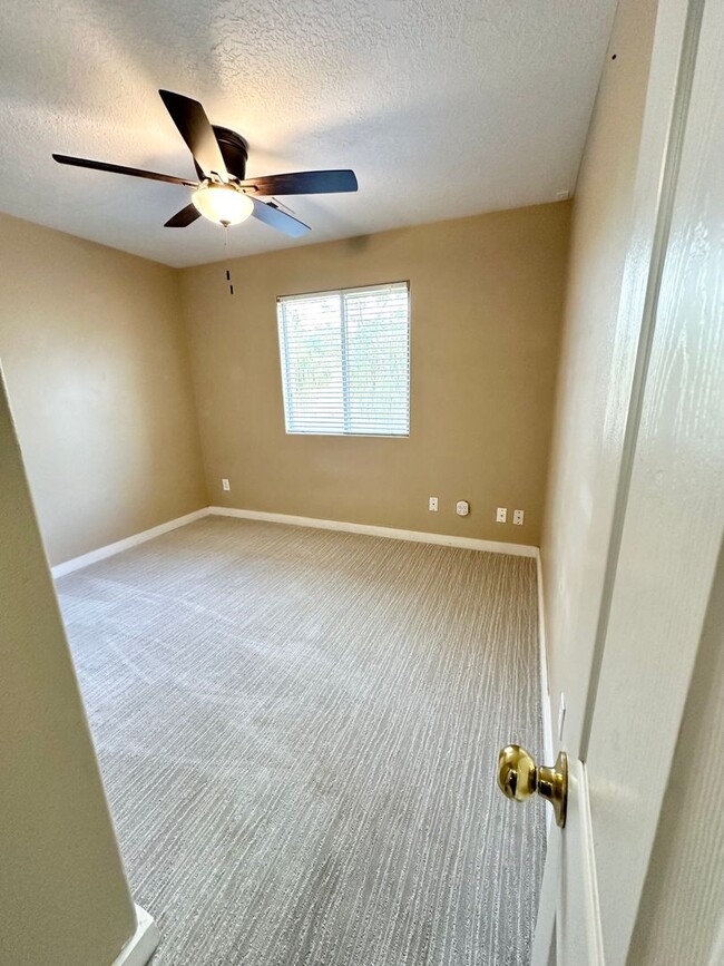 Building Photo - Great Spring Hill Estates Home!
