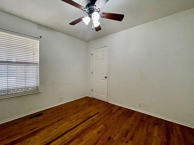 Building Photo - 1319 W Aries Rd