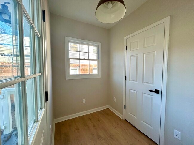 Building Photo - 900 Stanfield Dr