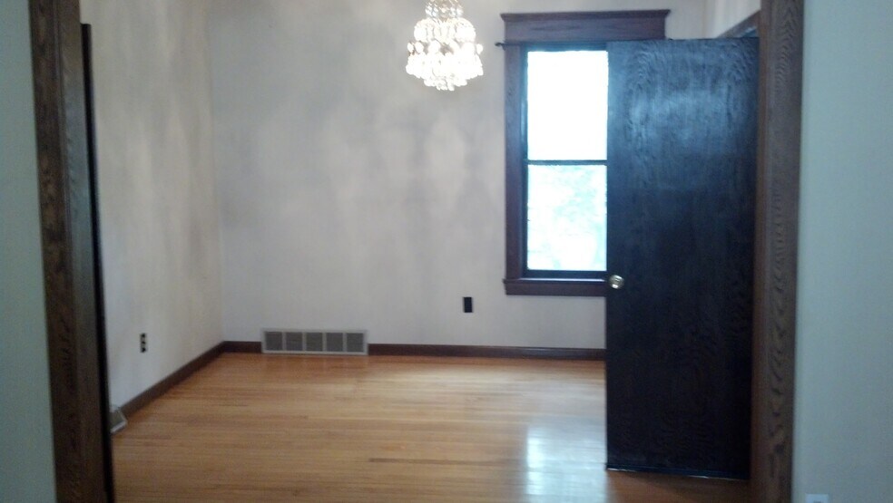 Building Photo - 916 N Broadway Dr
