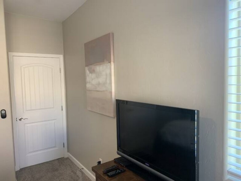 Building Photo - 4261 N Red Sun Pl