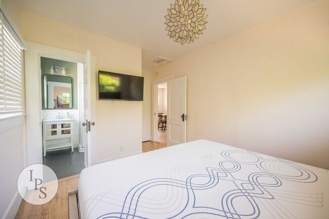 Building Photo - Beautifully Updated Fresno Tower Home, 3BR/2BA, plus Solar!!