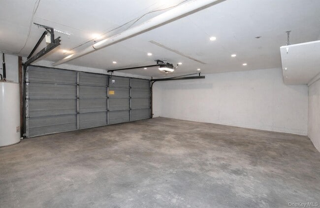 Building Photo - 18 Acorn Ponds Dr