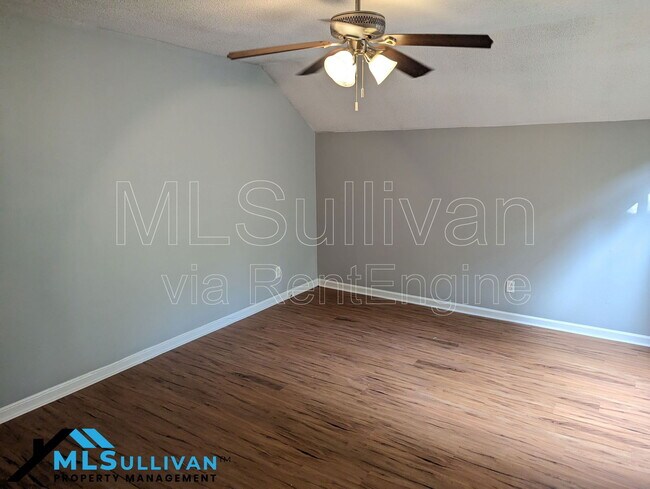 Building Photo - 4101-4105 Oaks Dr