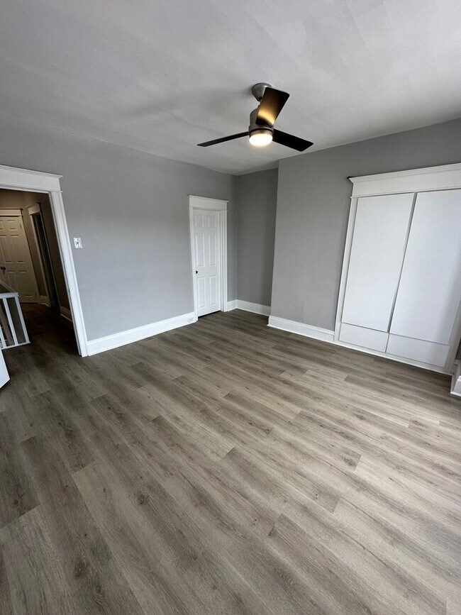 Building Photo - Beautiful renovated 3 bedroom