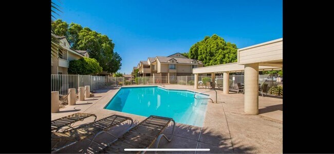 Building Photo - 2035 S Elm St