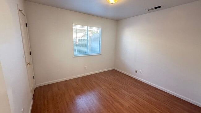 Building Photo - 3 Bedroom, 2.5 bath home in Desirable Fresno Neighborhood