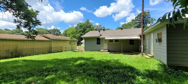 Building Photo - Home in Malvern