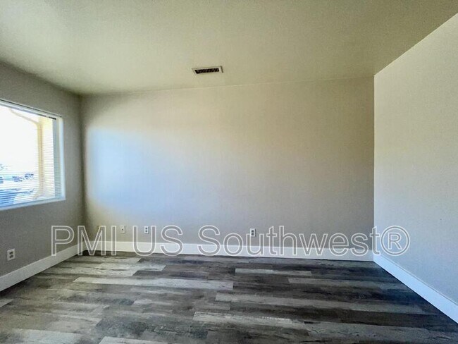 Building Photo - 8132 E Lakeshore Dr