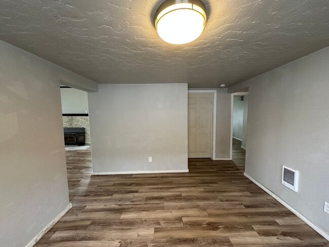 Building Photo - 1010 E 8th St