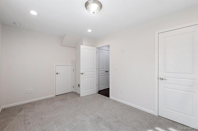 Building Photo - 2884 Glenbar Cir