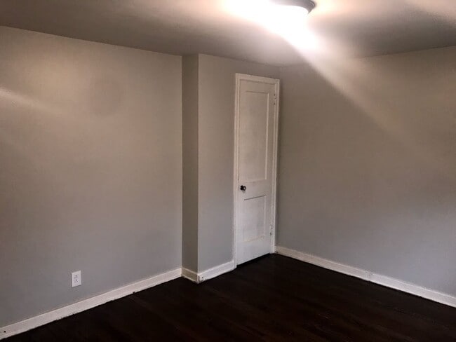 Building Photo - 2 Bedroom / 1 Bath Townhome + Garage -- Bellevue/Brighton Heights Area