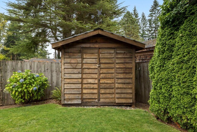 Building Photo - 5bd/3.5ba Bellevue Home
