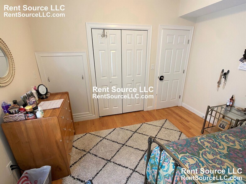 Building Photo - 537 Main St