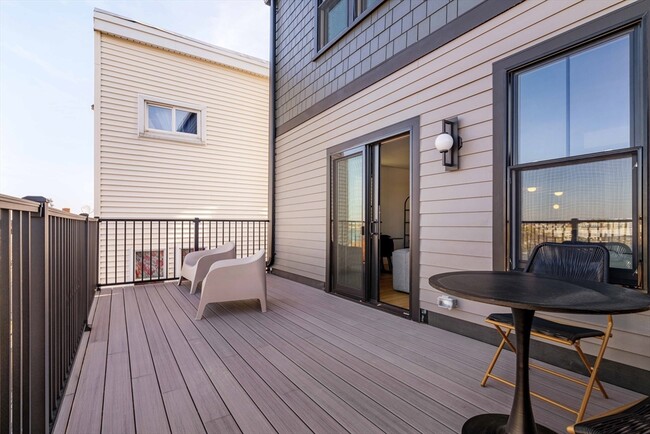 Building Photo - 272 E Eagle St