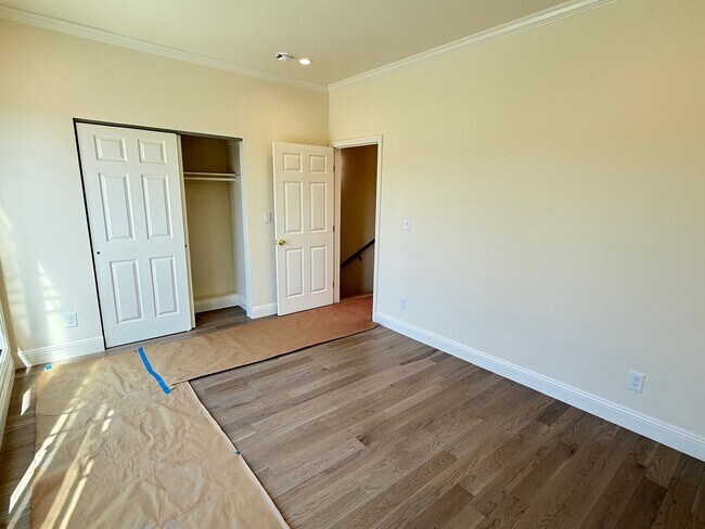 Building Photo - 220A-220A Sadowa St