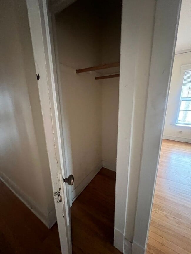 Building Photo - 3348-1 W Sunnyside 2bed/1bath