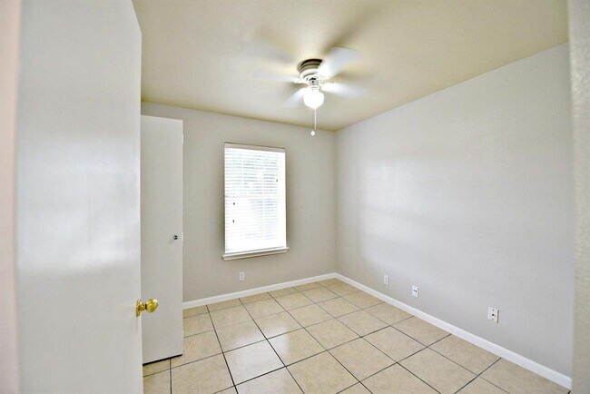 Building Photo - 904 Lantana Ln