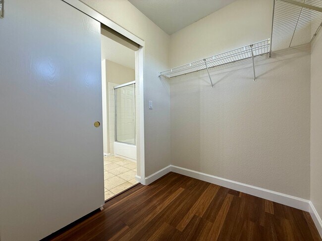 Building Photo - 3 Bedrooms | 2.5 Bathrooms-