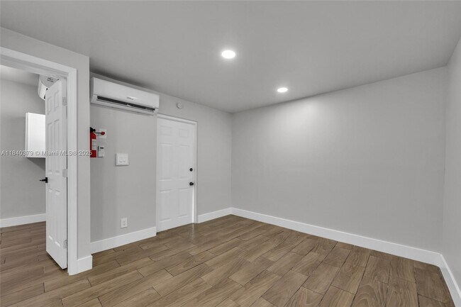 Building Photo - 2224 Plunkett St