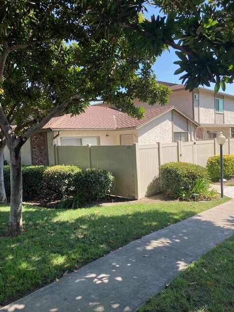 Front - 450 D St