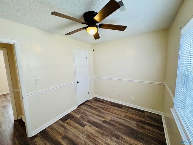 Building Photo - 13900 SW Wyandotte Dr